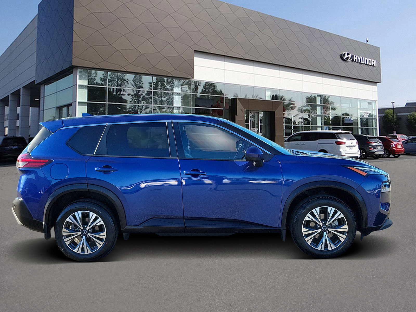 Used 2023 Nissan Rogue SV image 4