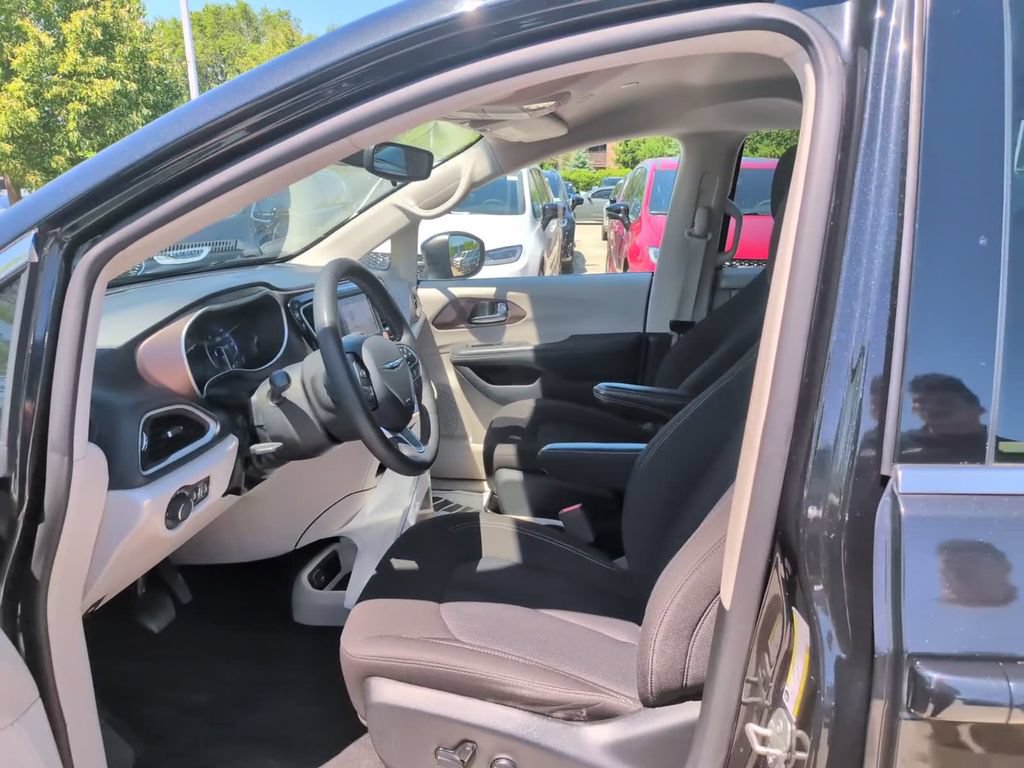 Certified 2023 Chrysler Voyager LX FWD image 28