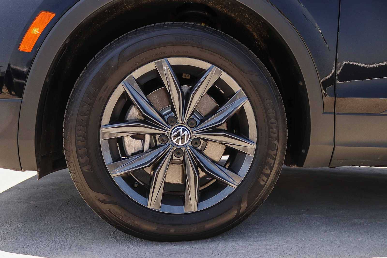 Used 2023 Volkswagen Tiguan SE w/ Panoramic Sunroof Package FWD image 11