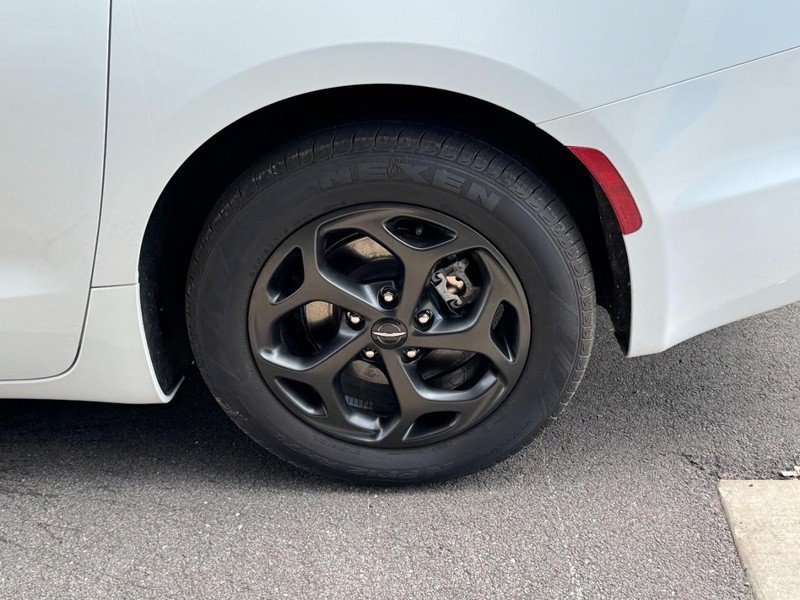 Used 2024 Chrysler Pacifica Premium FWD image 7