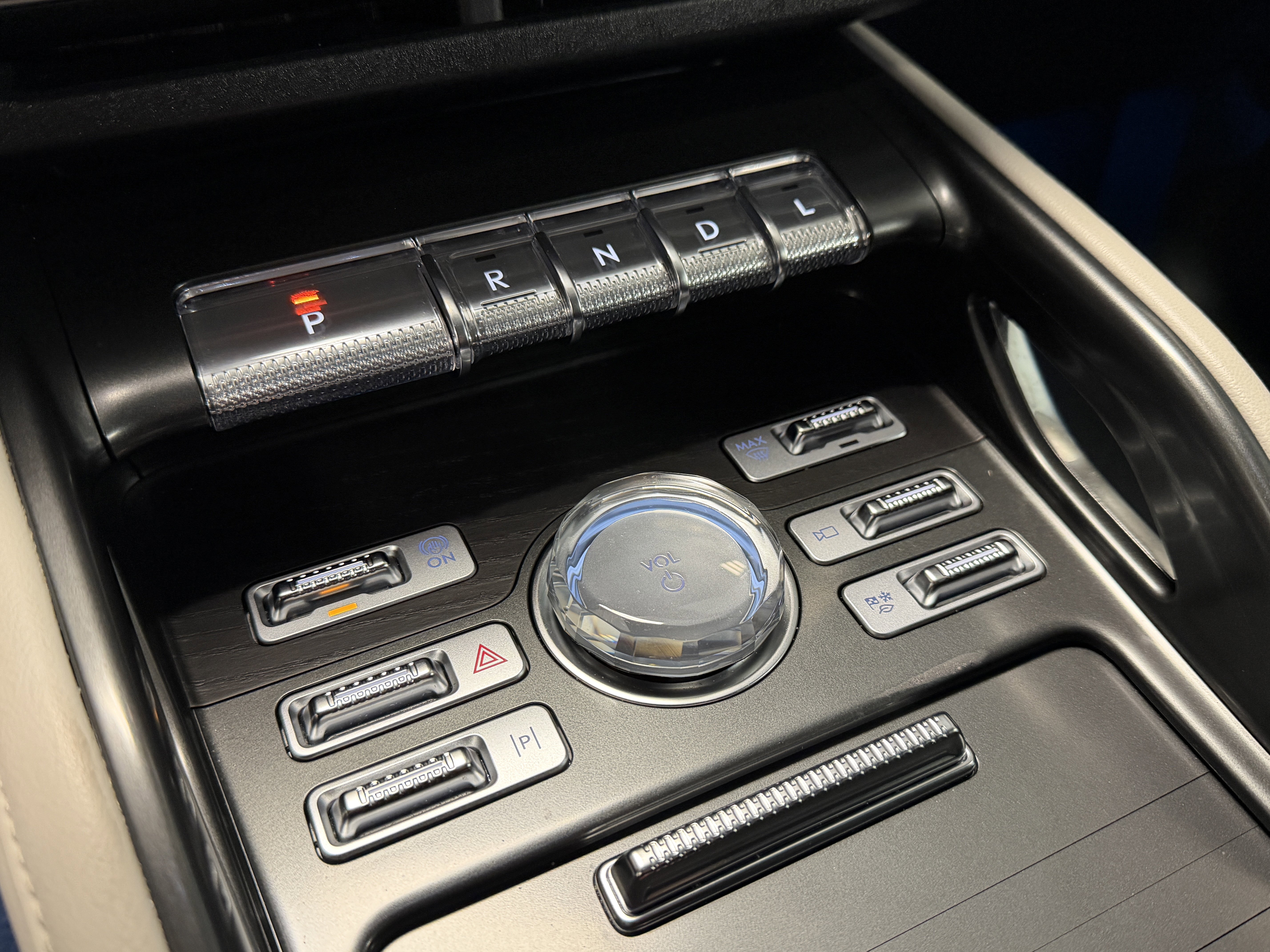 Used 2025 Lincoln Nautilus Reserve image 14