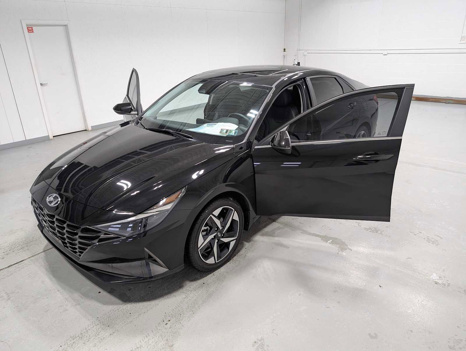 Used 2023 Hyundai Elantra Limited w/ Cargo Package image 16