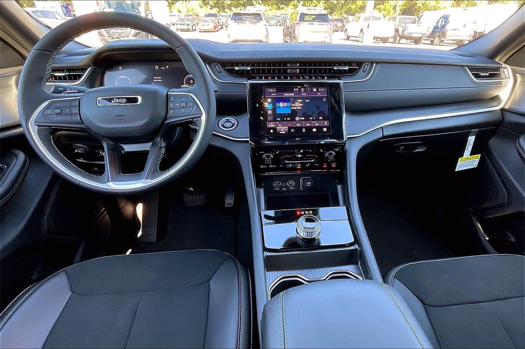 New 2025 Jeep Grand Cherokee Altitude image 5