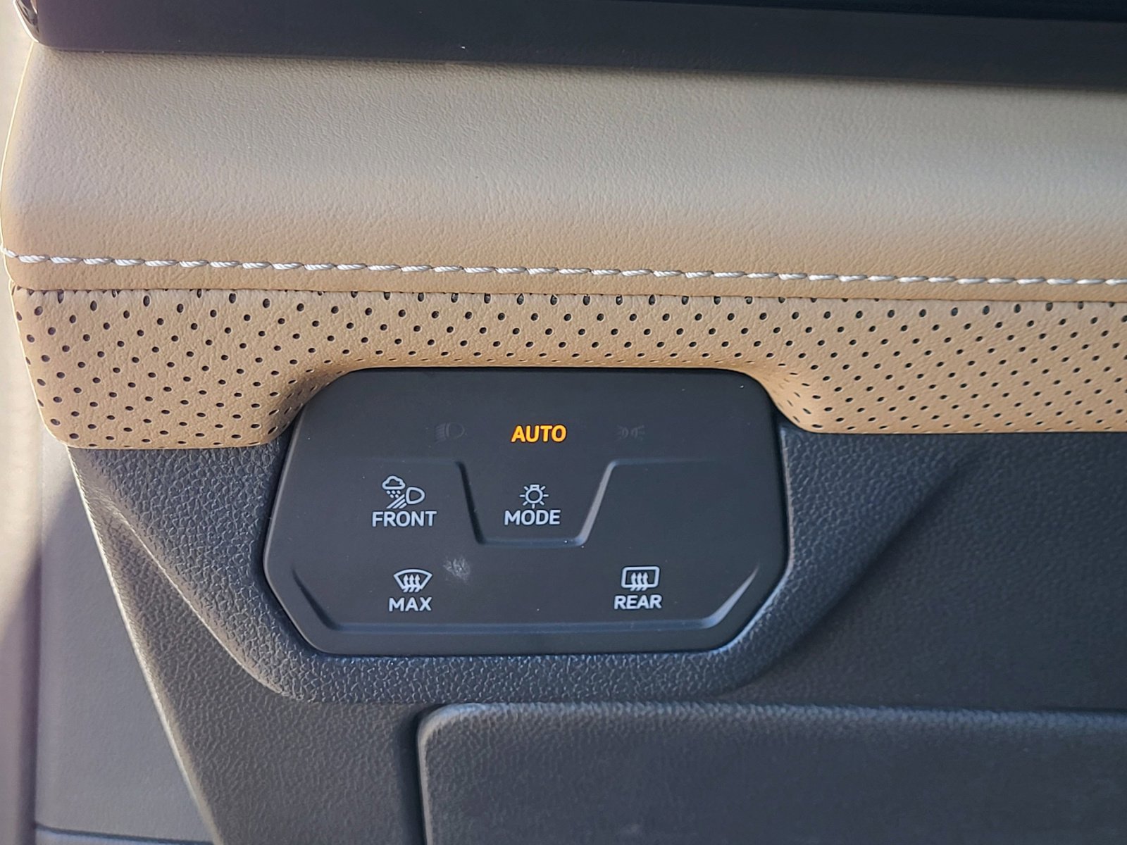 Used 2024 Volkswagen Atlas Cross Sport SE image 32