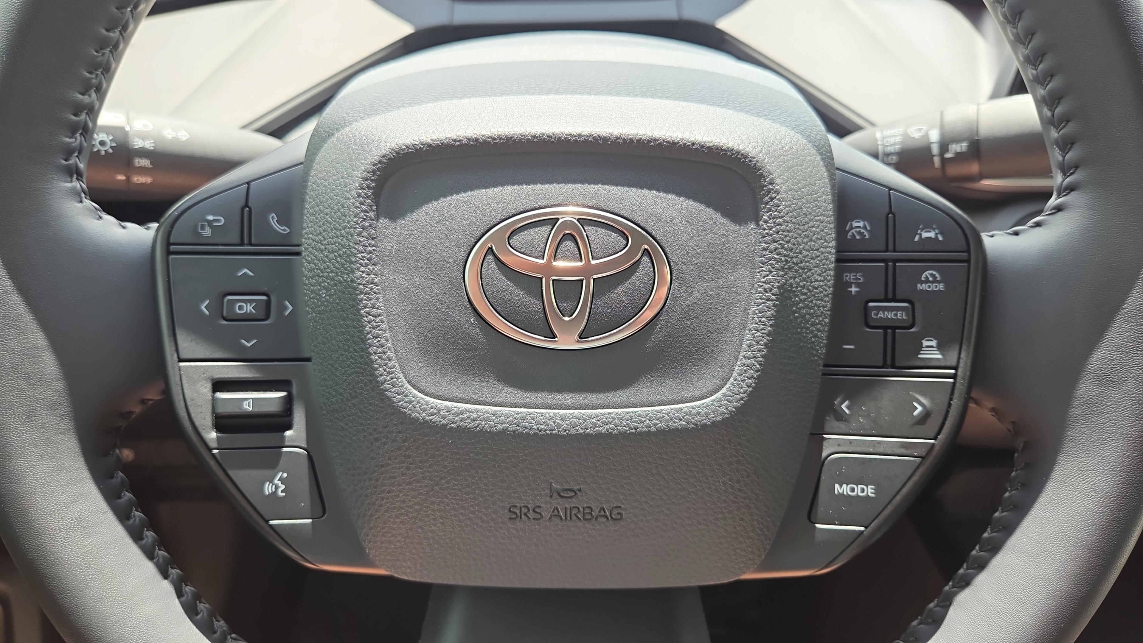 Certified 2025 Toyota Prius LE FWD image 29