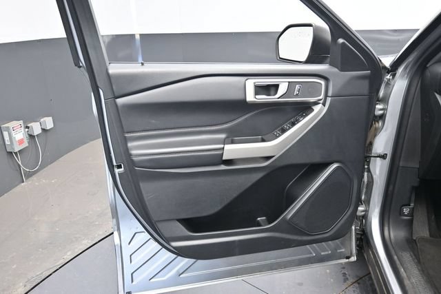 Used 2024 Ford Explorer XLT w/ Equipment Group 202A AWD/4WD image 12
