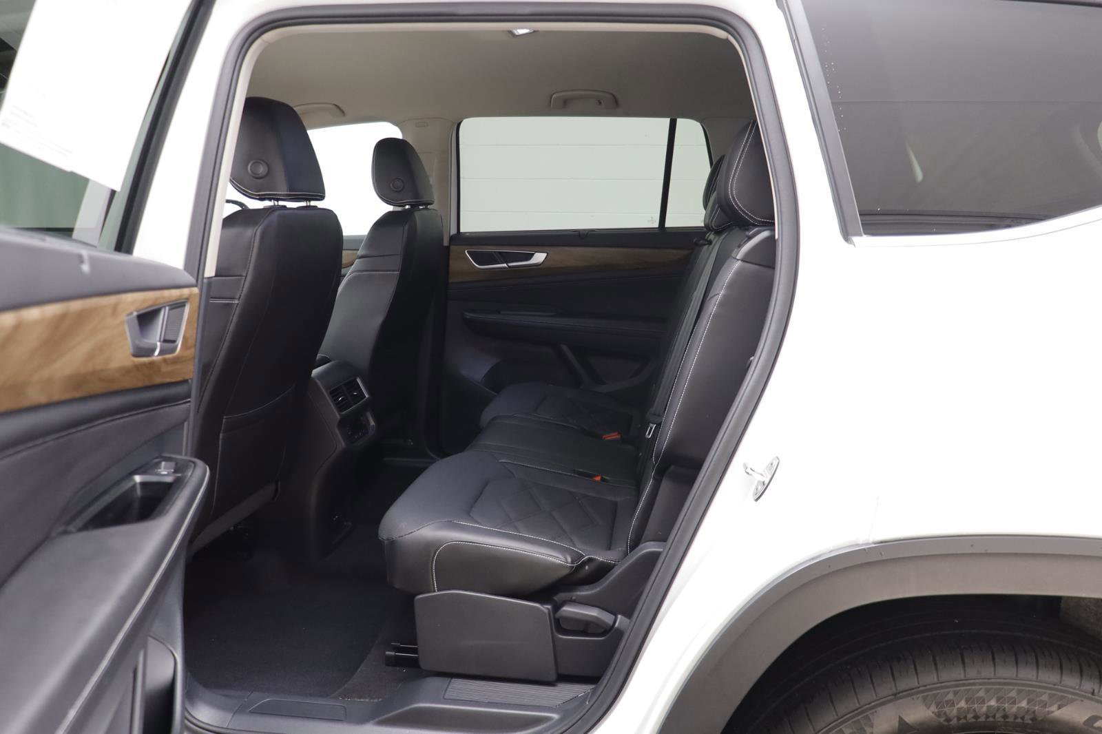 Certified 2024 Volkswagen Atlas SE w/ Black Wheel Package image 12