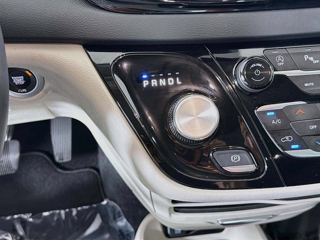 Used 2024 Chrysler Pacifica Touring-L FWD image 39