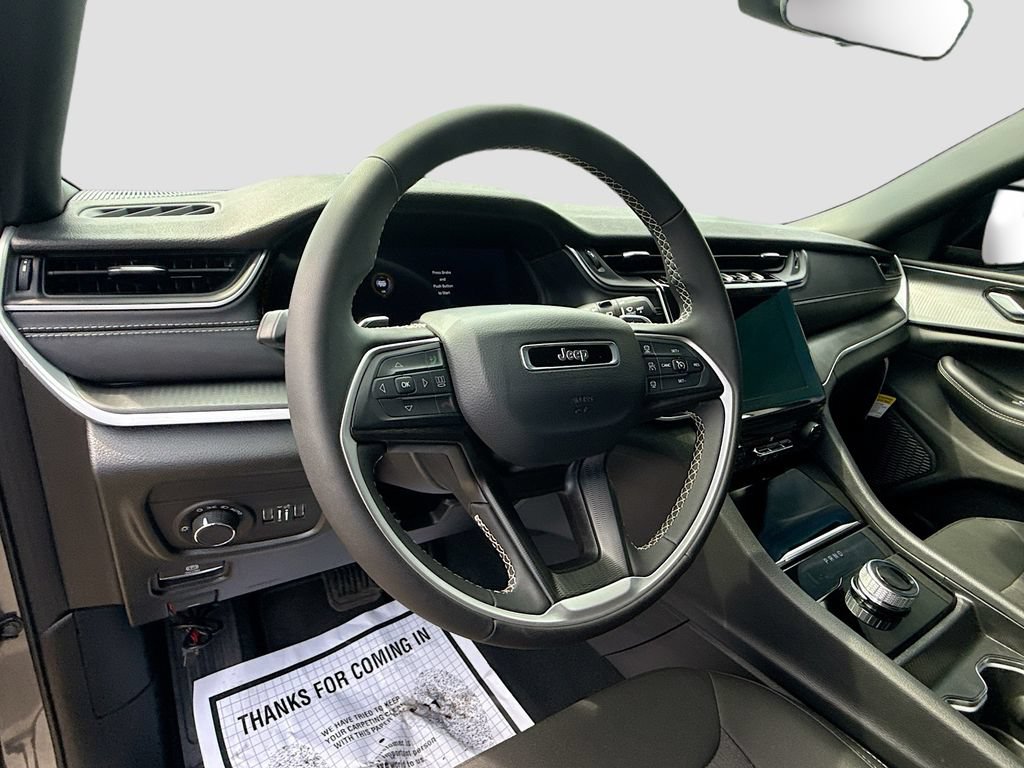 Used 2025 Jeep Grand Cherokee L Laredo RWD image 12