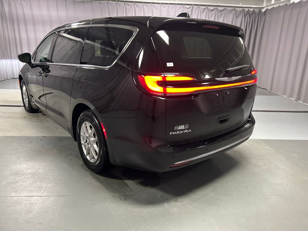 Used 2024 Chrysler Pacifica Touring-L FWD image 5