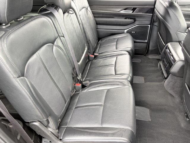 Used 2024 Jeep Wagoneer L Series II w/ Flexible Seating Group AWD/4WD image 14
