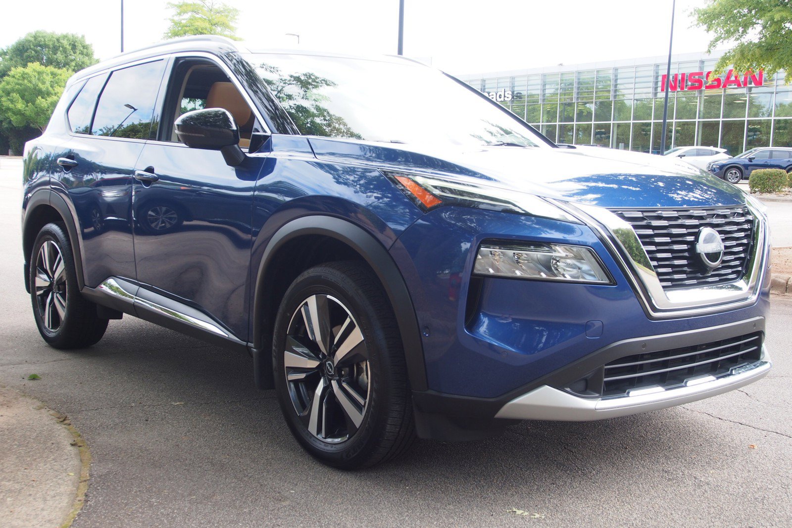 Used 2023 Nissan Rogue Platinum AWD/4WD image 1