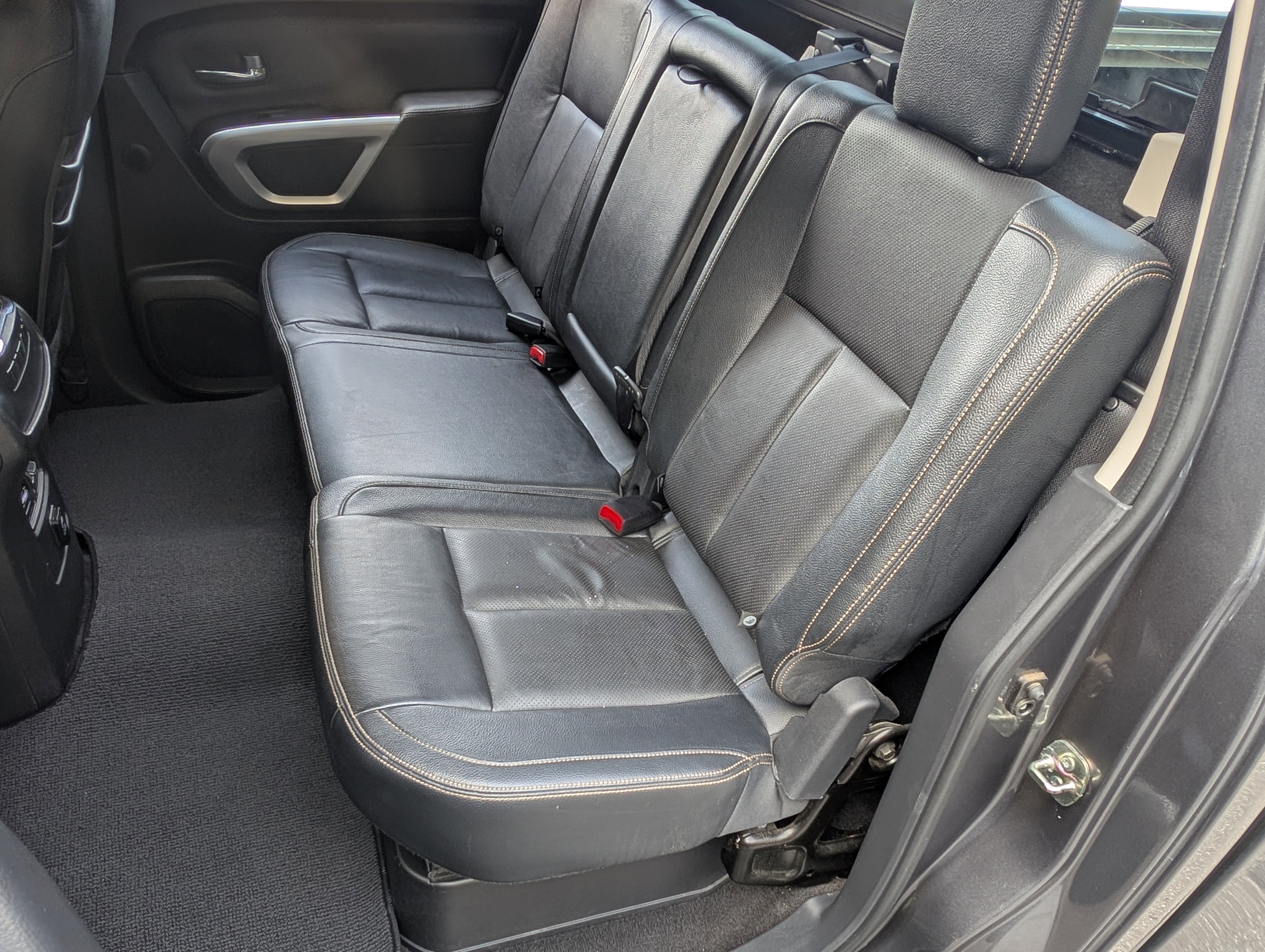 Used 2018 Nissan Titan SL image 17