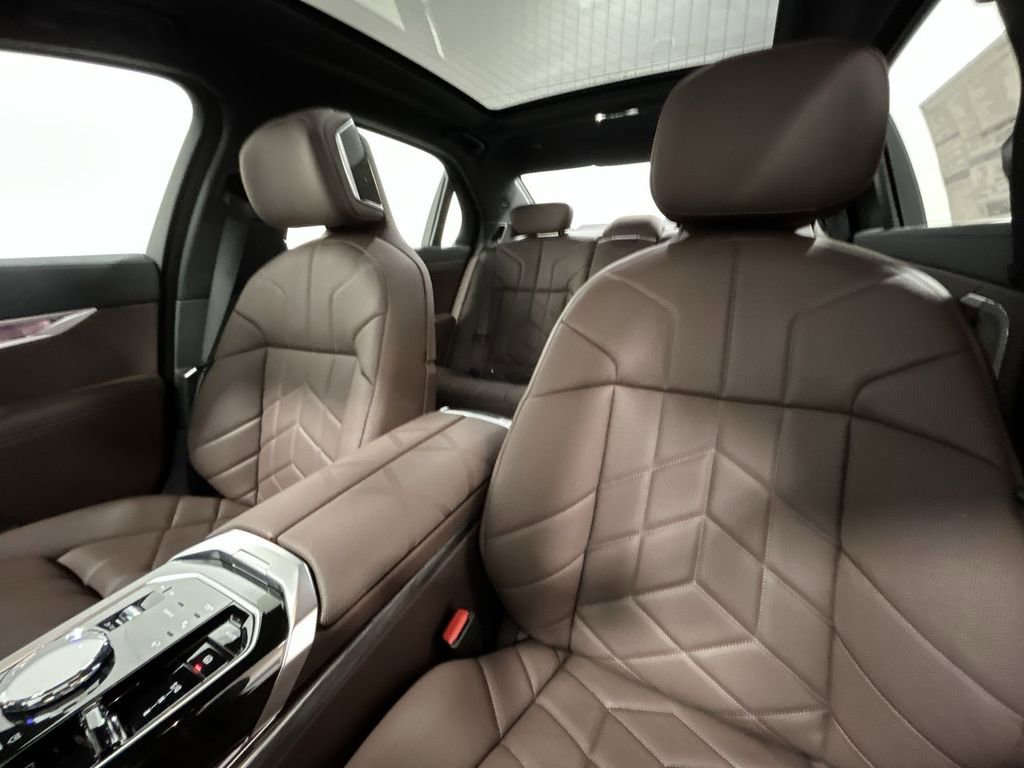New 2026 BMW 750e xDrive w/ Premium Package image 13