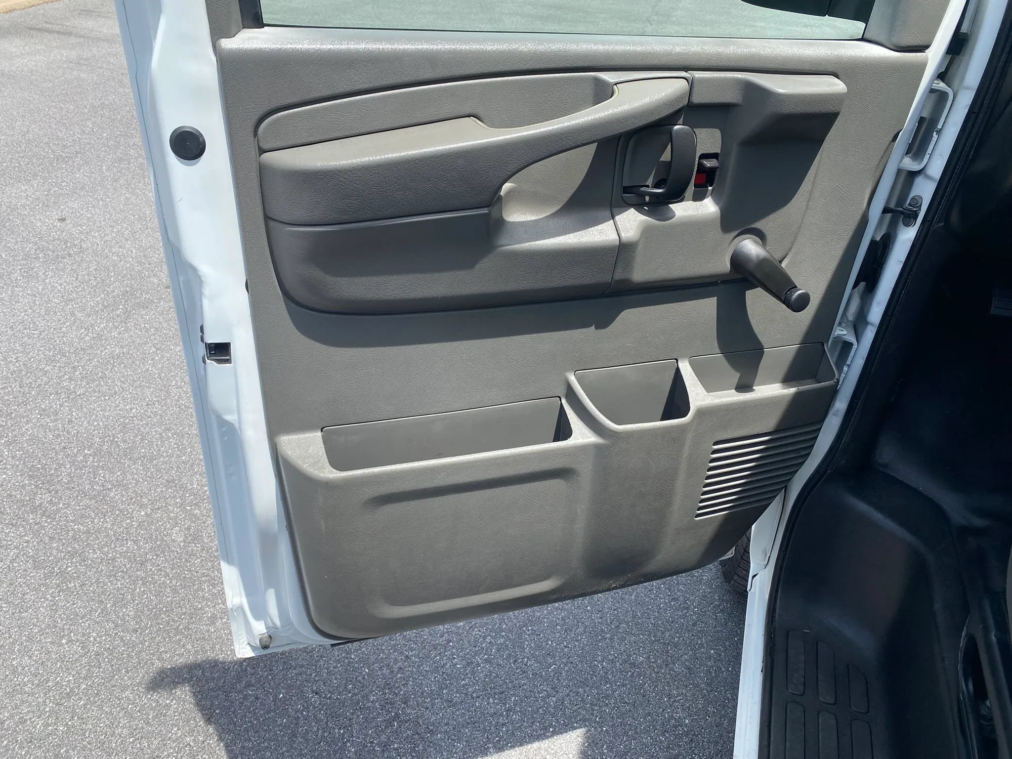 Used 2011 Chevrolet Express 2500 RWD image 8