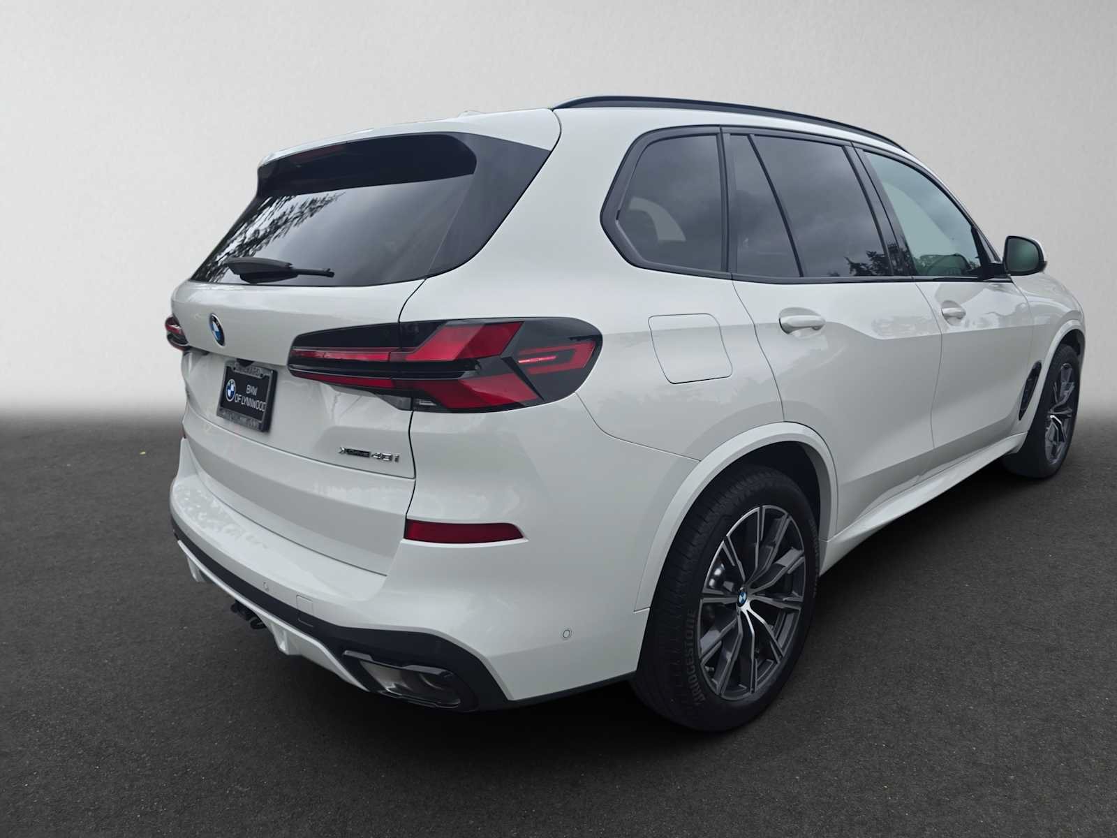 Used 2024 BMW X5 xDrive40i w/ M Sport Package AWD/4WD image 3