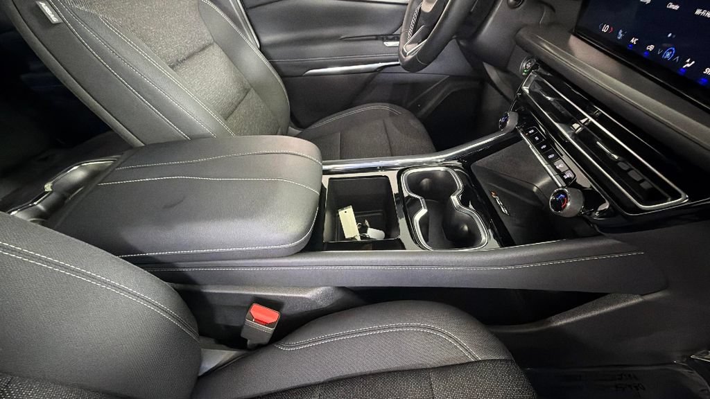 Certified 2026 Chevrolet Traverse LT FWD image 38