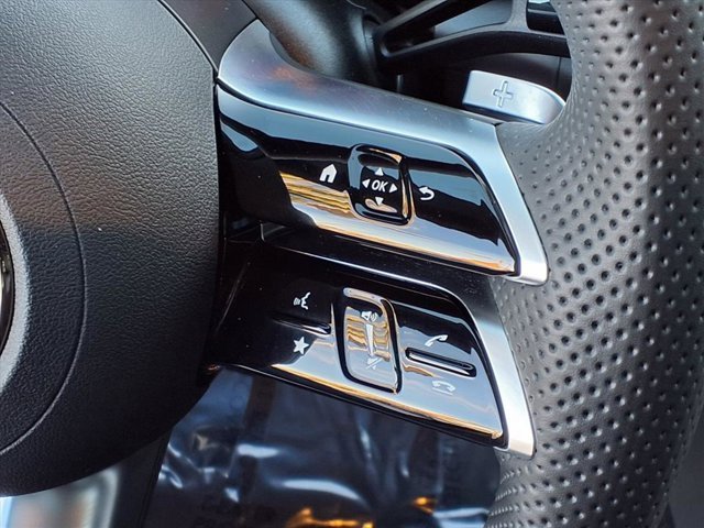 Used 2025 Mercedes-Benz GLC 300 image 10