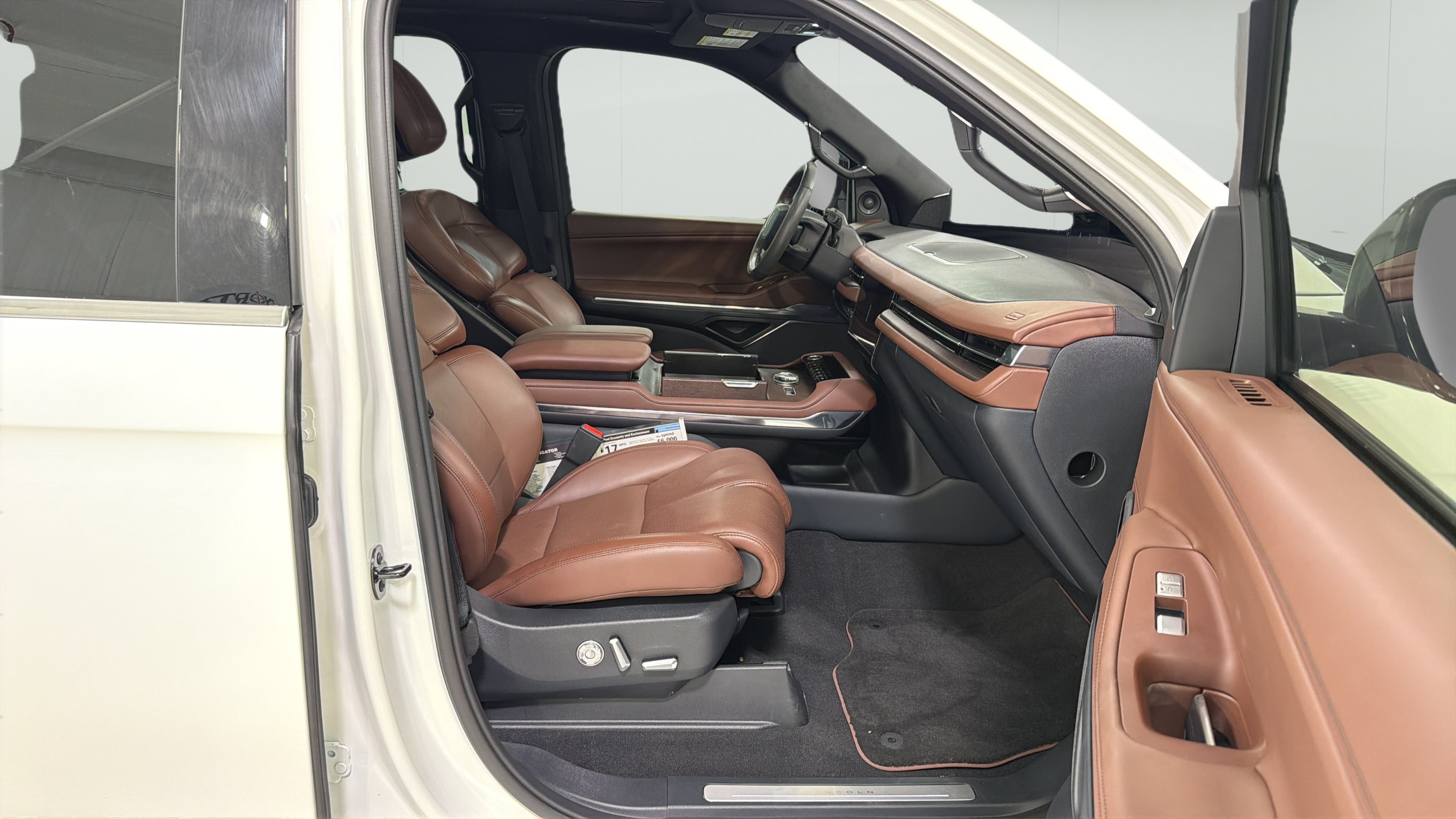 Used 2025 Lincoln Navigator L Reserve AWD/4WD image 27