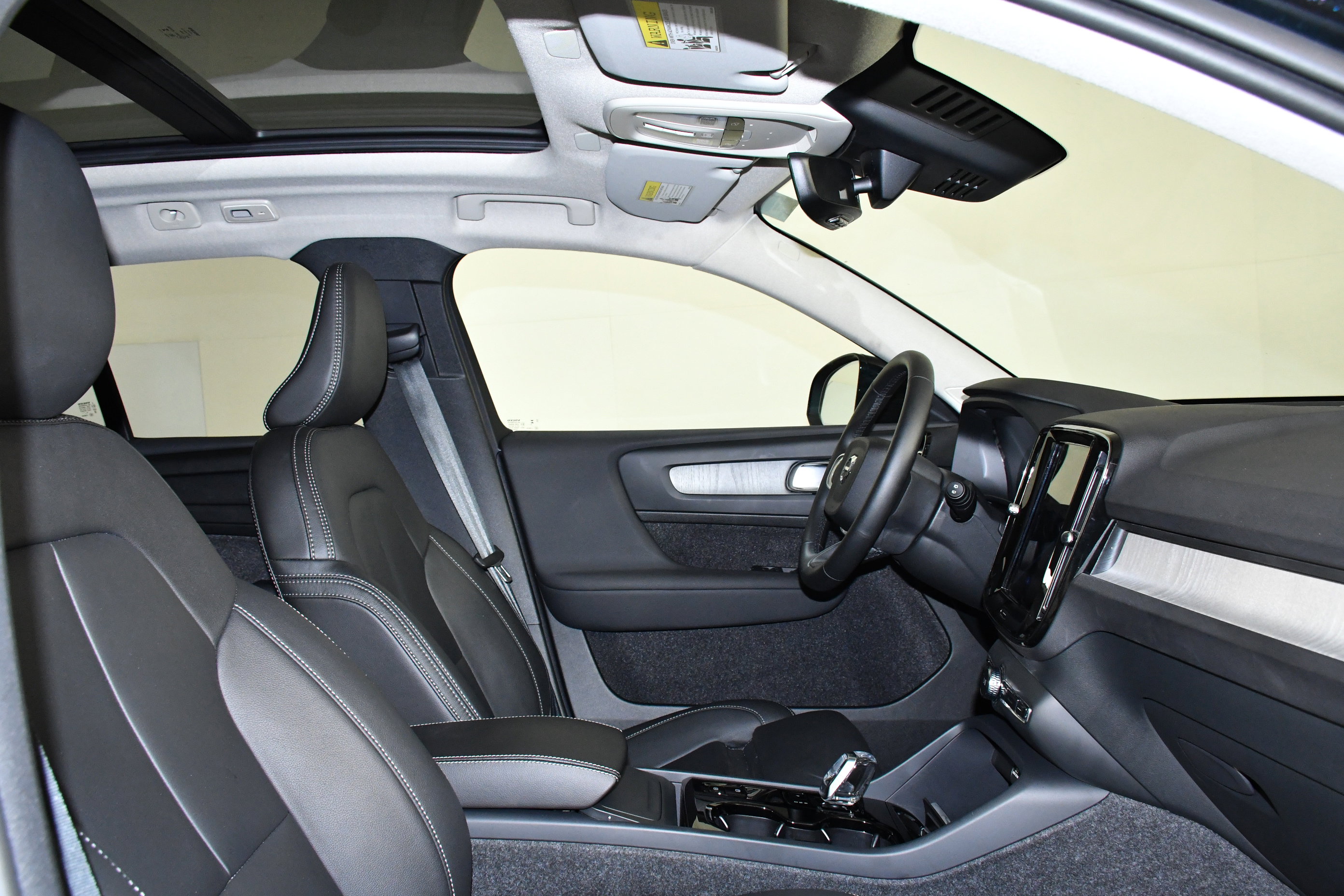 Used 2025 Volvo XC40 B5 Plus image 27