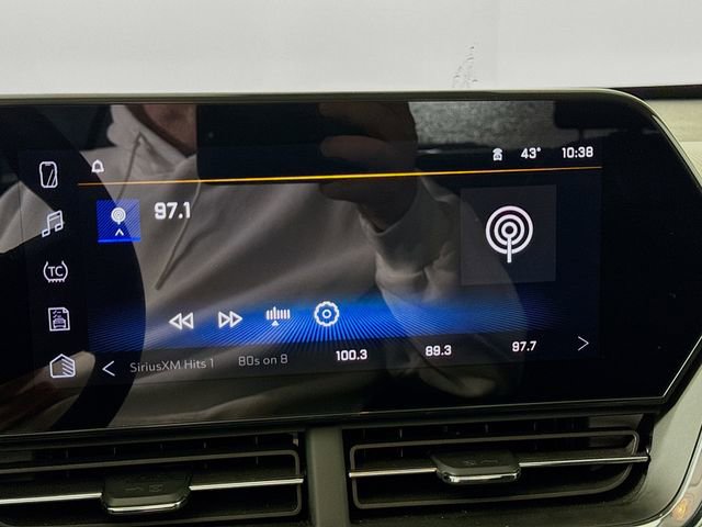 Used 2025 Chevrolet Trax LT w/ LT Convenience Package image 14