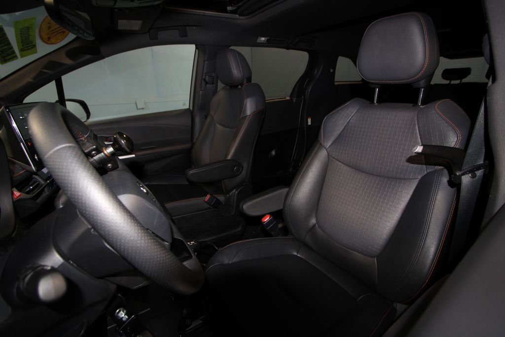Used 2023 Toyota Sienna XSE image 4