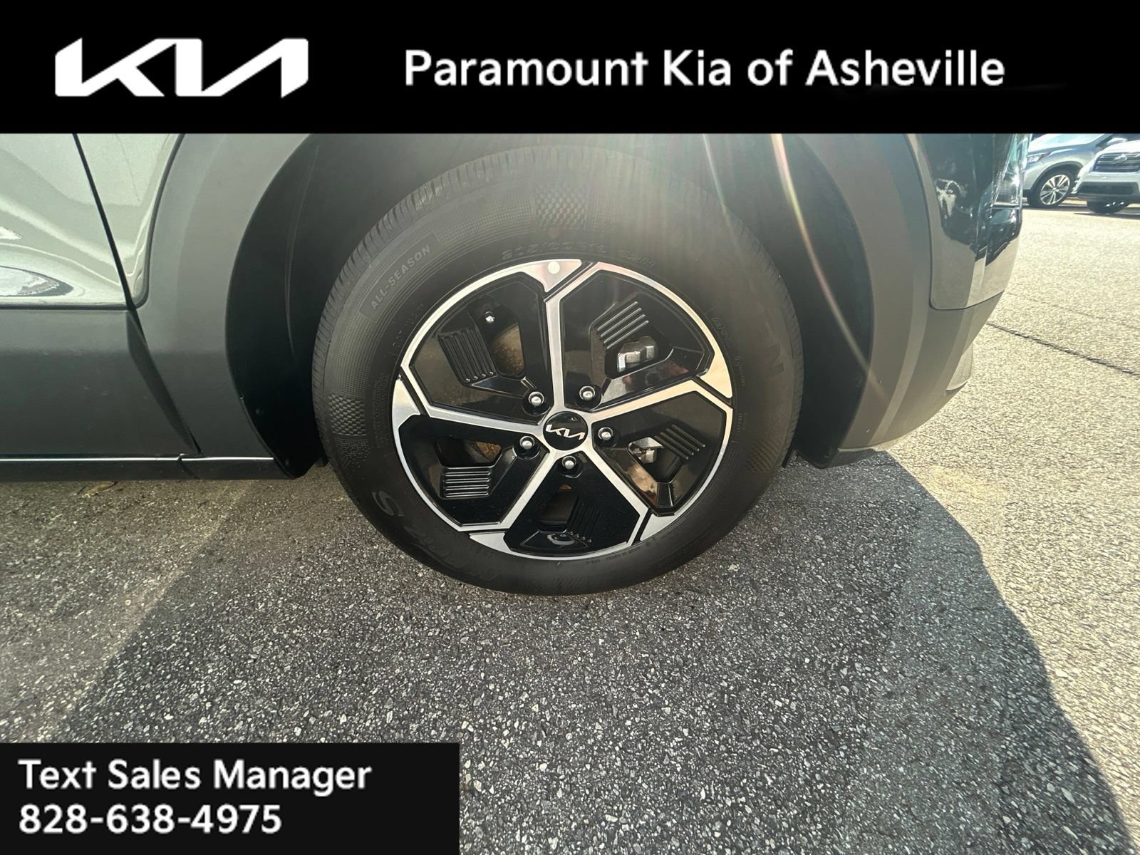 Certified 2025 Kia Niro EX FWD image 3