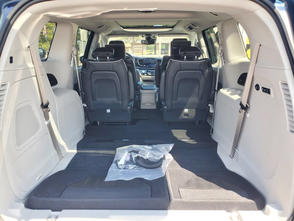 Used 2024 Chrysler Pacifica Limited w/ Uconnect Theater Family Group AWD/4WD image 32