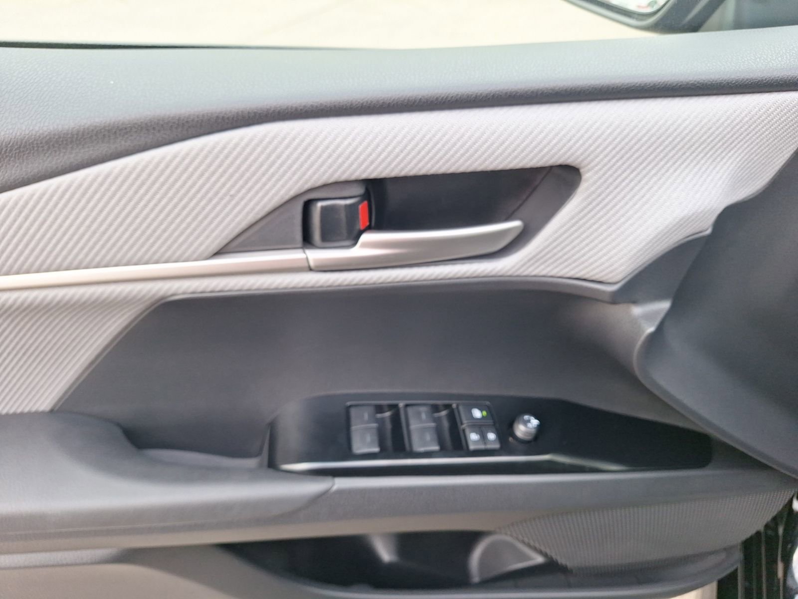 Used 2025 Toyota Camry SE FWD image 17