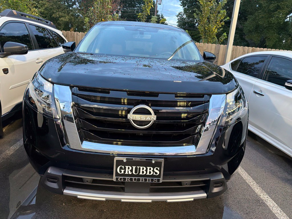 Used 2025 Nissan Pathfinder Platinum w/ Cargo Package AWD/4WD image 2