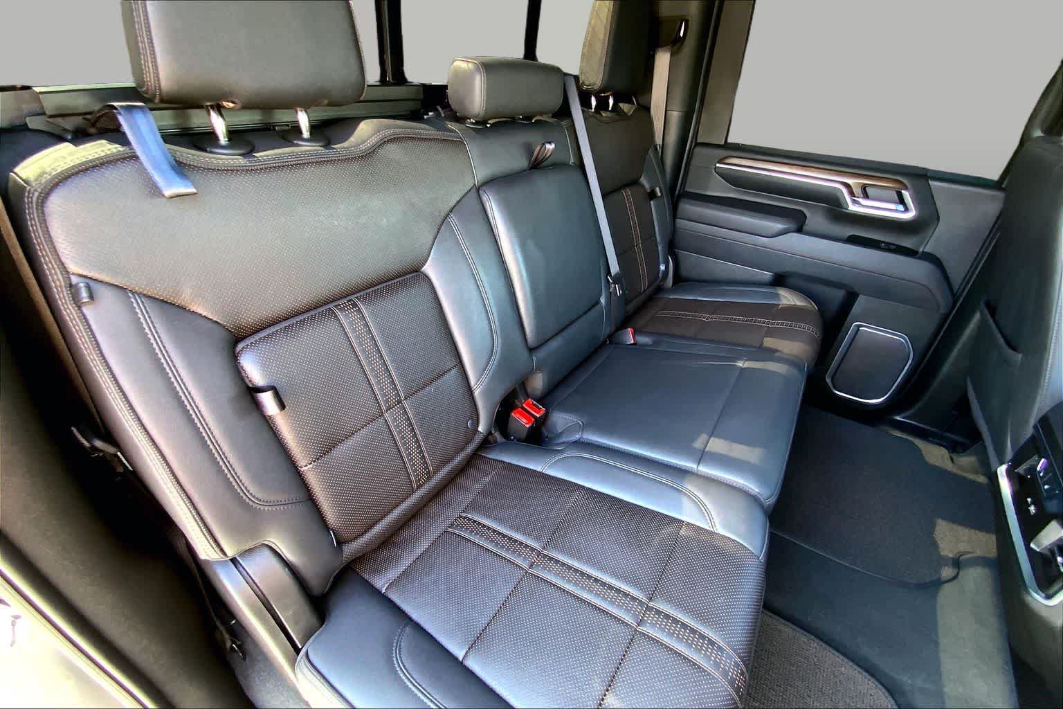 Used 2025 Chevrolet Silverado 2500 High Country w/ Midnight Edition AWD/4WD image 18