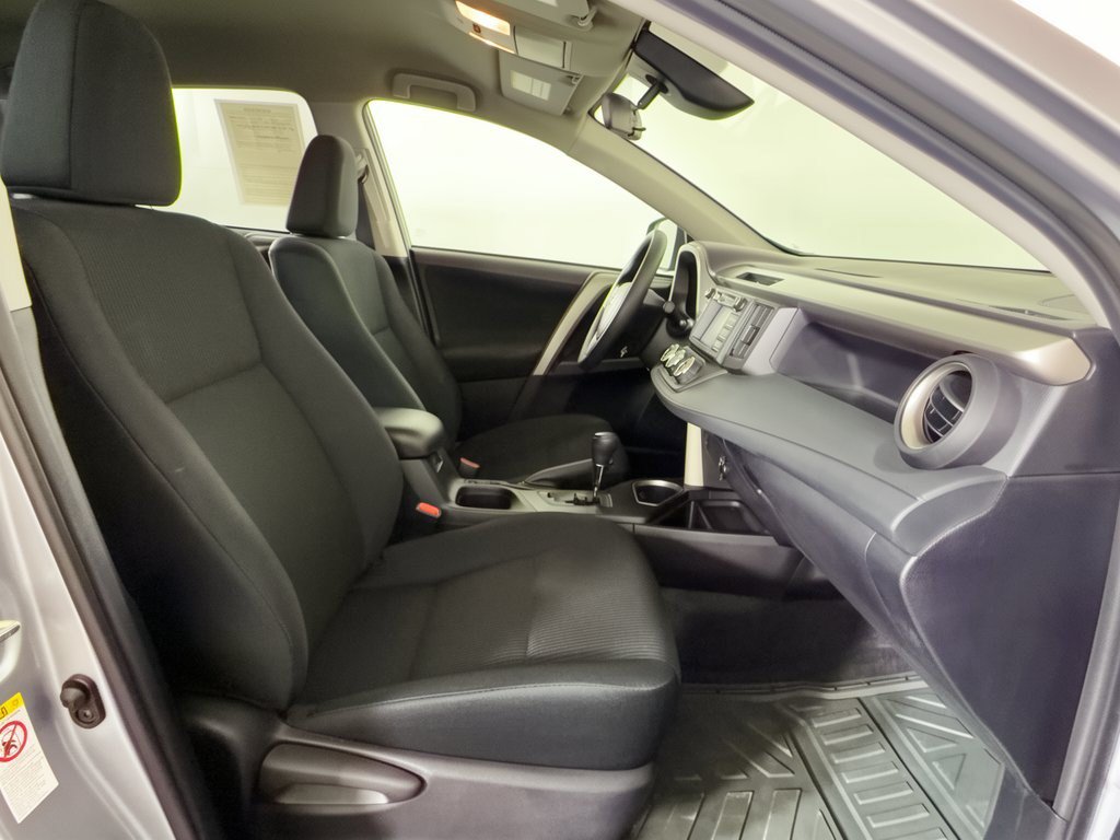 Used 2018 Toyota RAV4 LE FWD image 30