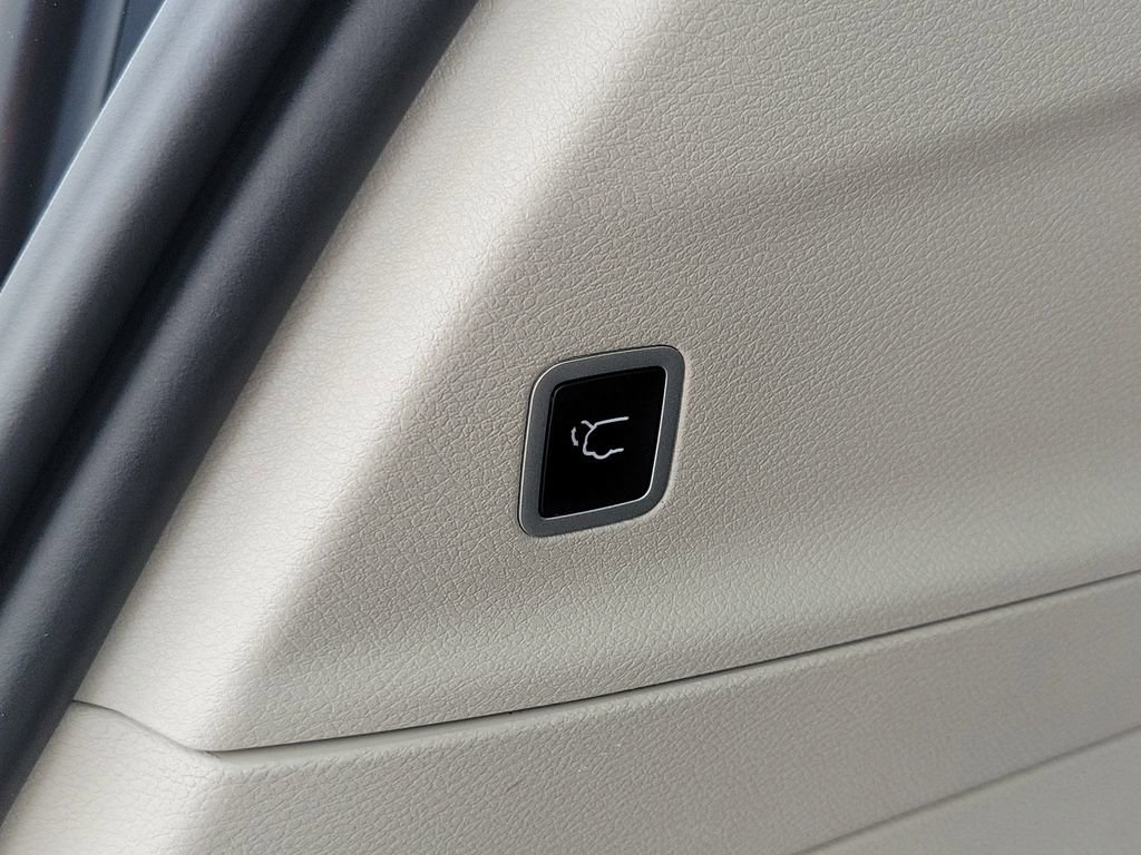 Used 2024 Chrysler Pacifica Touring-L FWD image 9