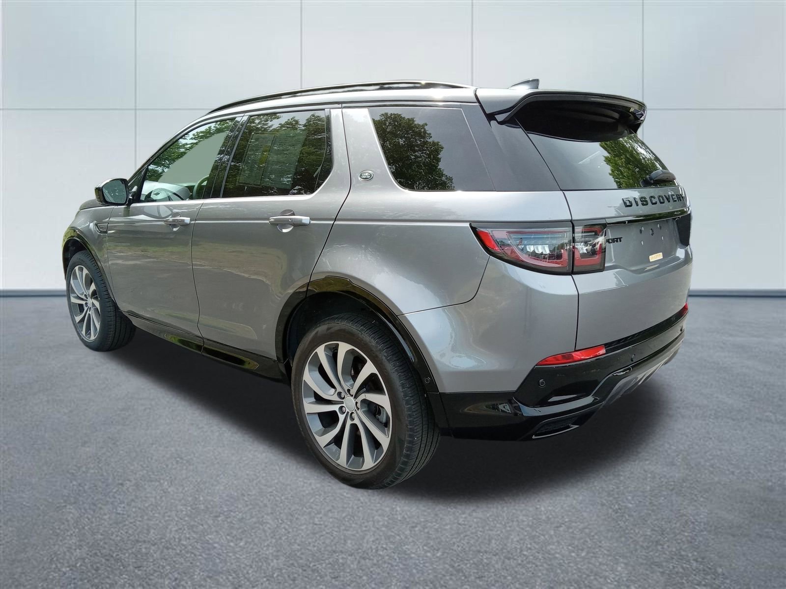 Used 2024 Land Rover Discovery Sport Dynamic SE AWD/4WD image 3