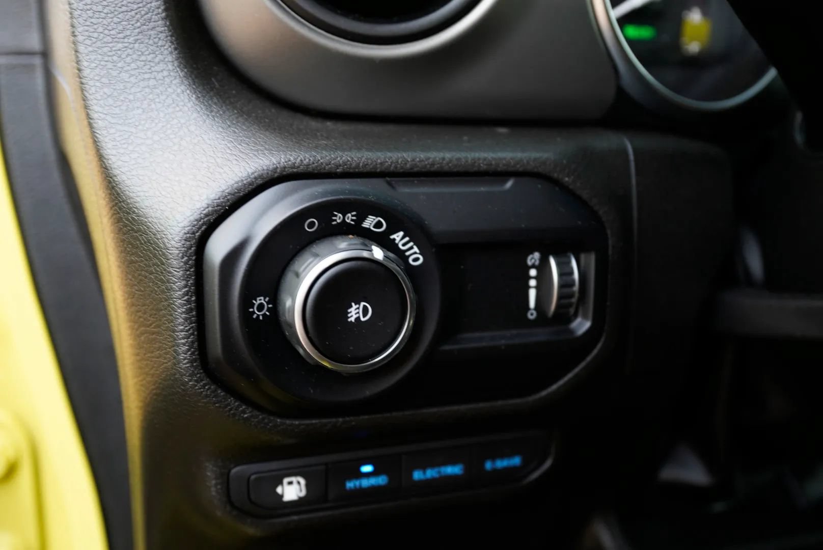 Used 2023 Jeep Wrangler Unlimited w/ Sun & Screen Package AWD/4WD image 27