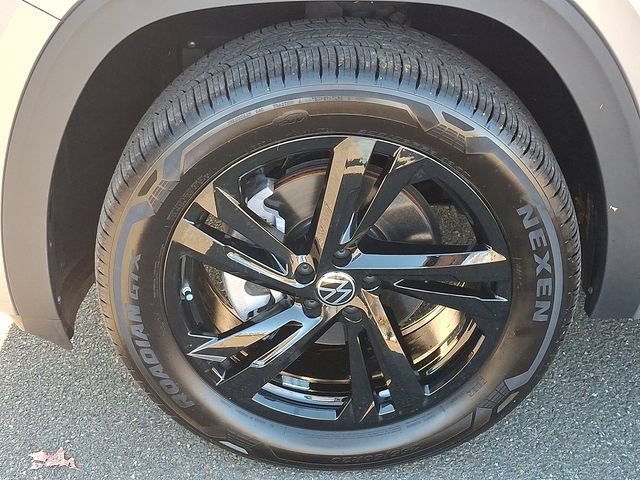 Used 2025 Volkswagen Atlas Cross Sport SEL R-Line AWD/4WD image 28
