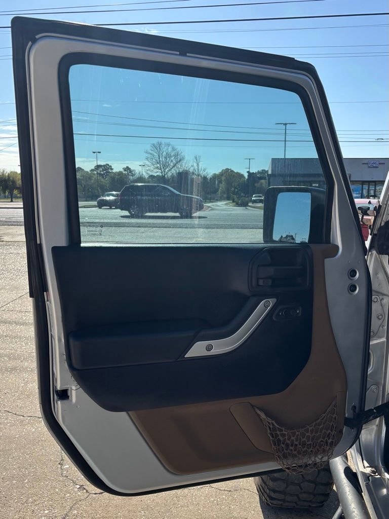 Used 2012 Jeep Wrangler Unlimited Sahara image 8