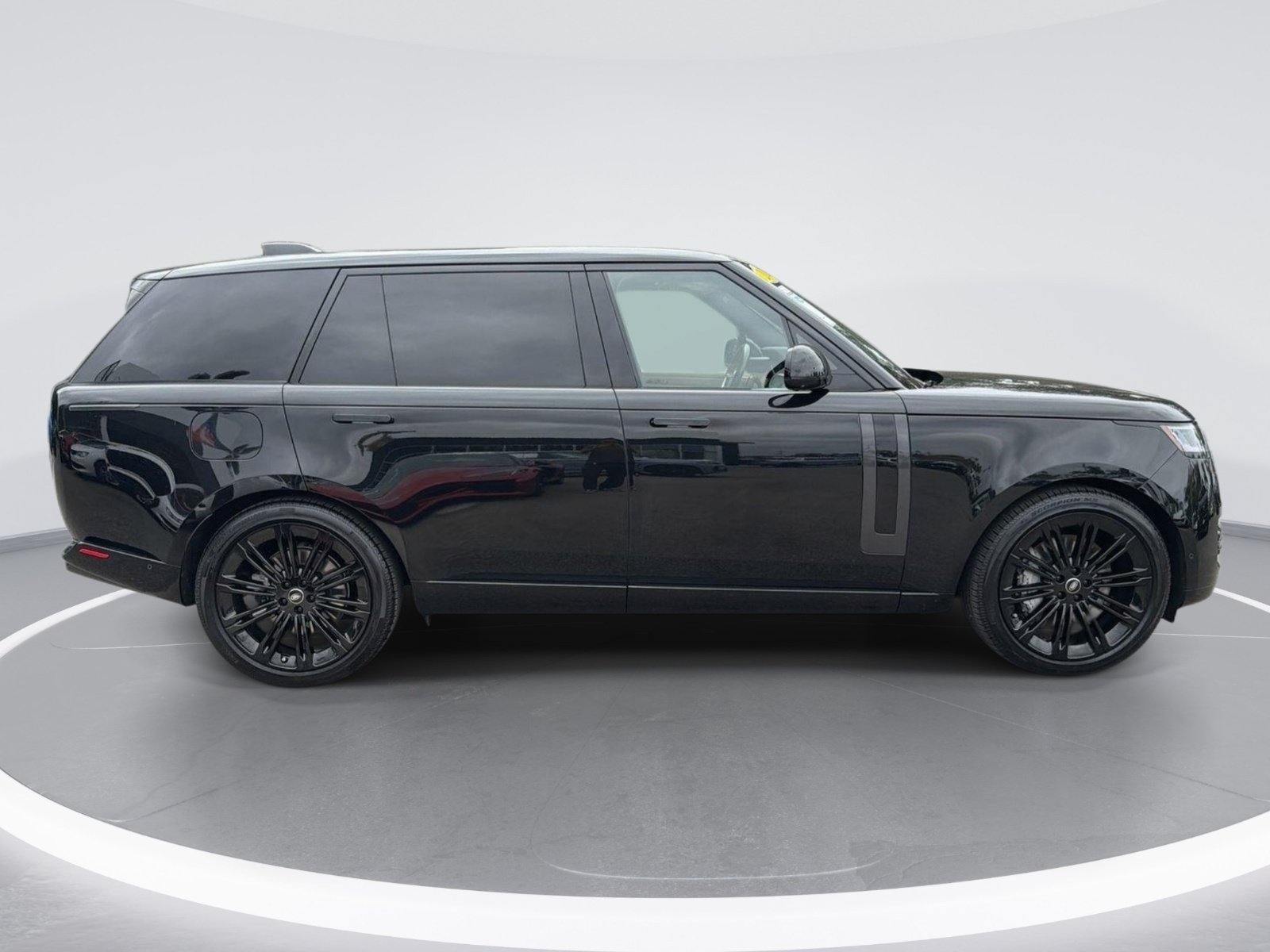 Used 2025 Land Rover Range Rover Long Wheelbase SE AWD/4WD image 3