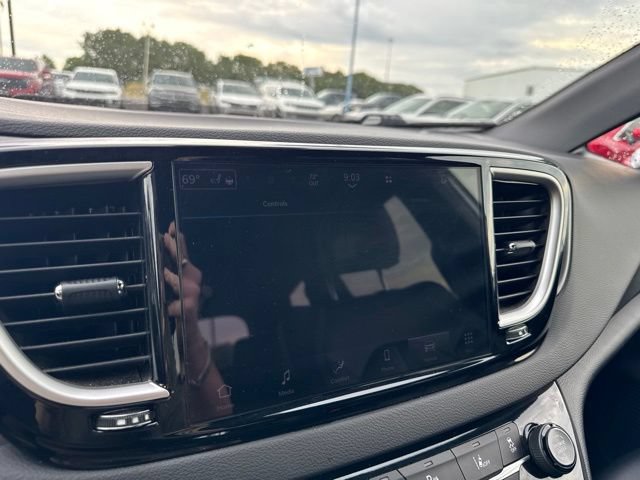 Used 2026 Chrysler Pacifica Select FWD image 15