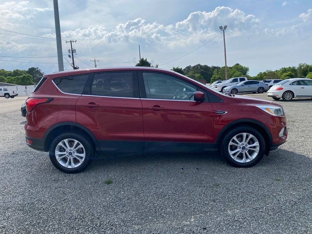 Used 2019 Ford Escape SE FWD image 2