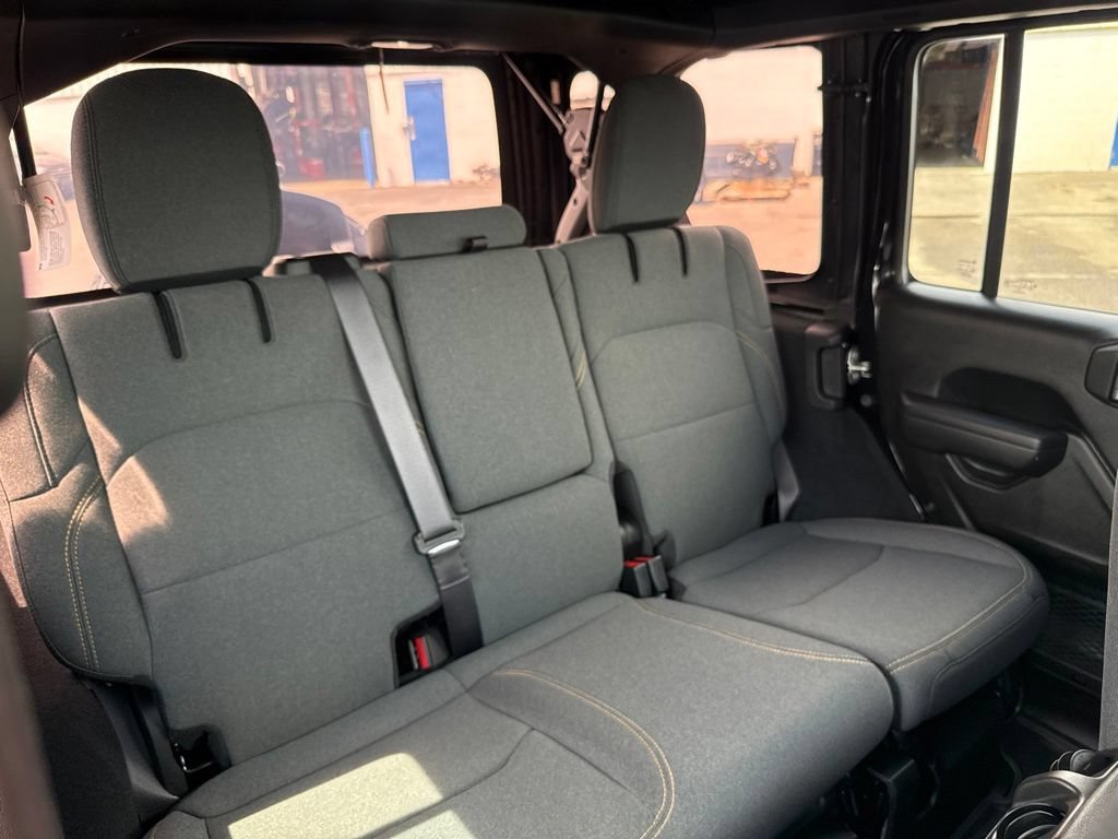 Used 2024 Jeep Wrangler Unlimited AWD/4WD image 35