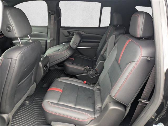 Used 2025 Chevrolet Traverse RS AWD/4WD image 17