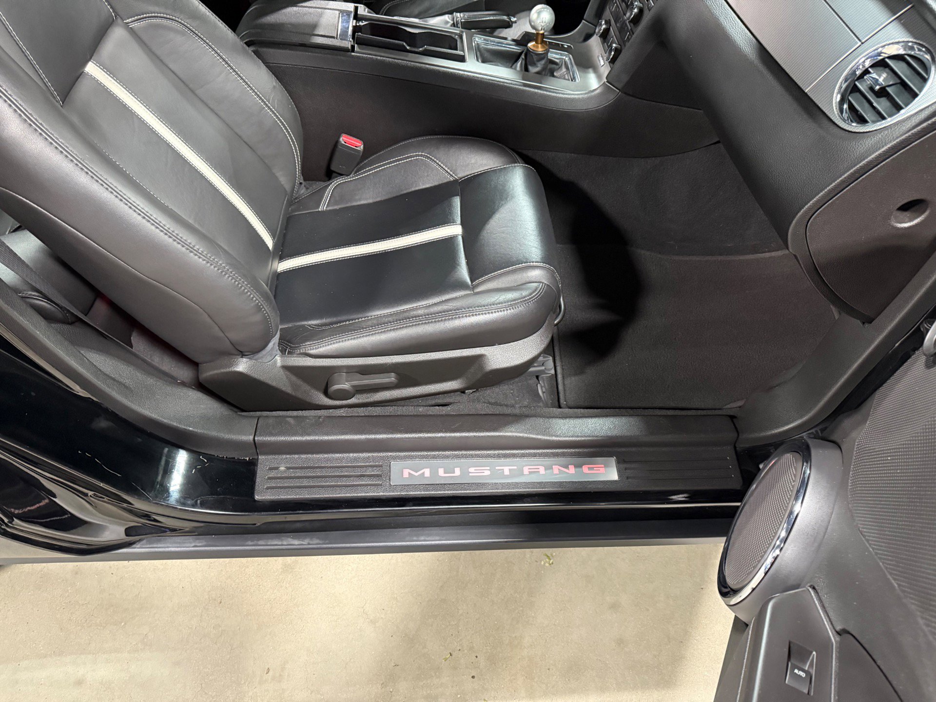 Used 2010 Ford Mustang GT image 30