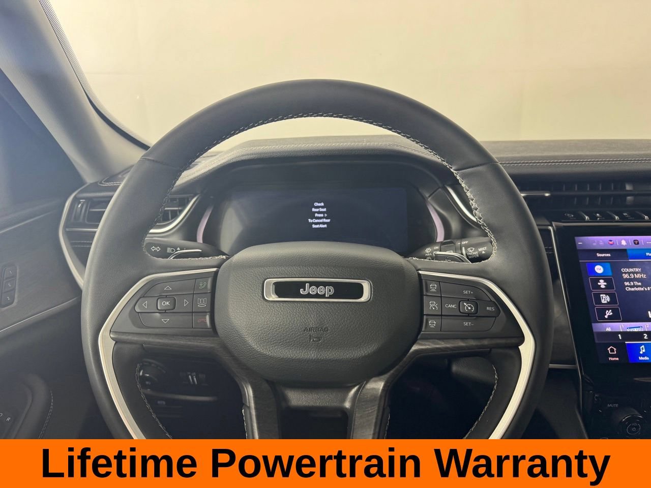 Used 2023 Jeep Grand Cherokee Limited w/ Black Appearance Package AWD/4WD image 12