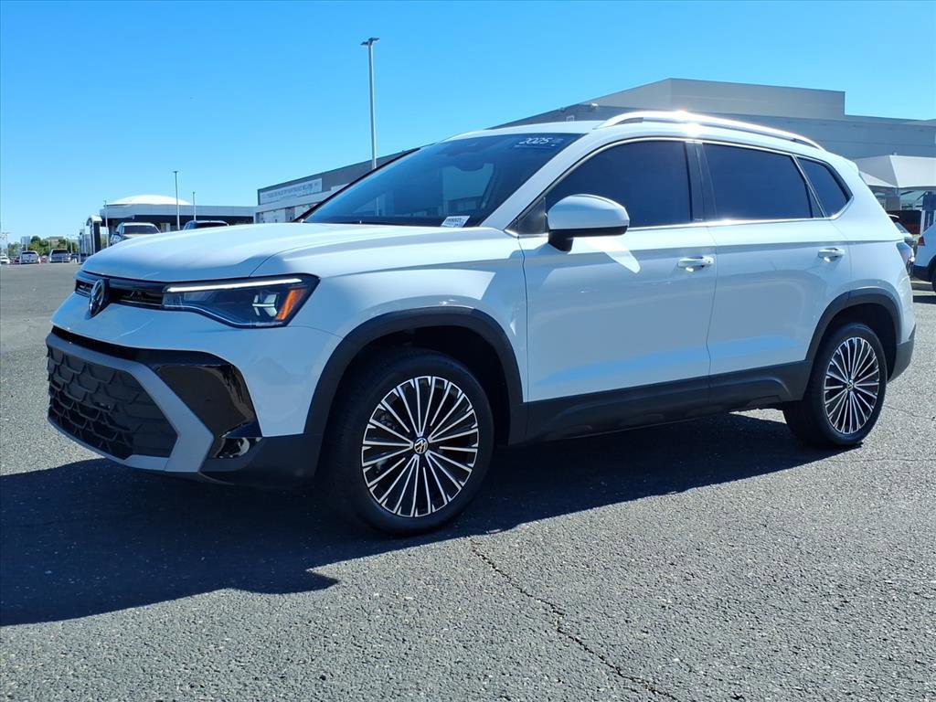 Certified 2025 Volkswagen Taos SE image 3