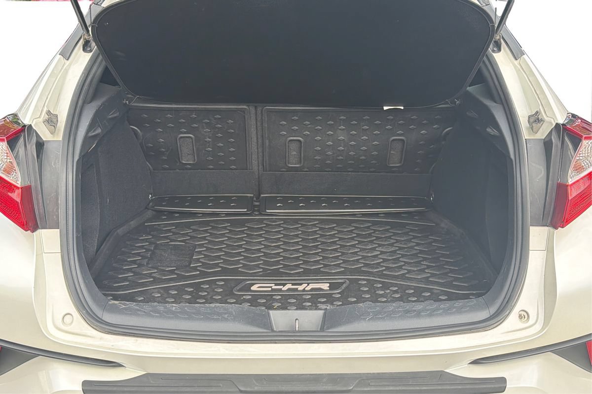 Used 2019 Toyota C-HR Limited FWD image 11