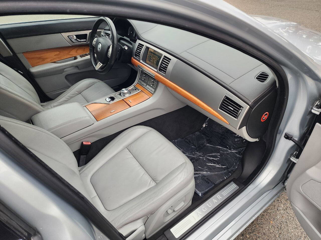 Used 2010 Jaguar XF Luxury image 29