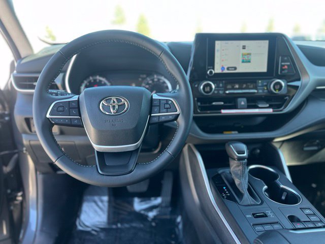 Used 2024 Toyota Highlander XLE AWD/4WD image 15