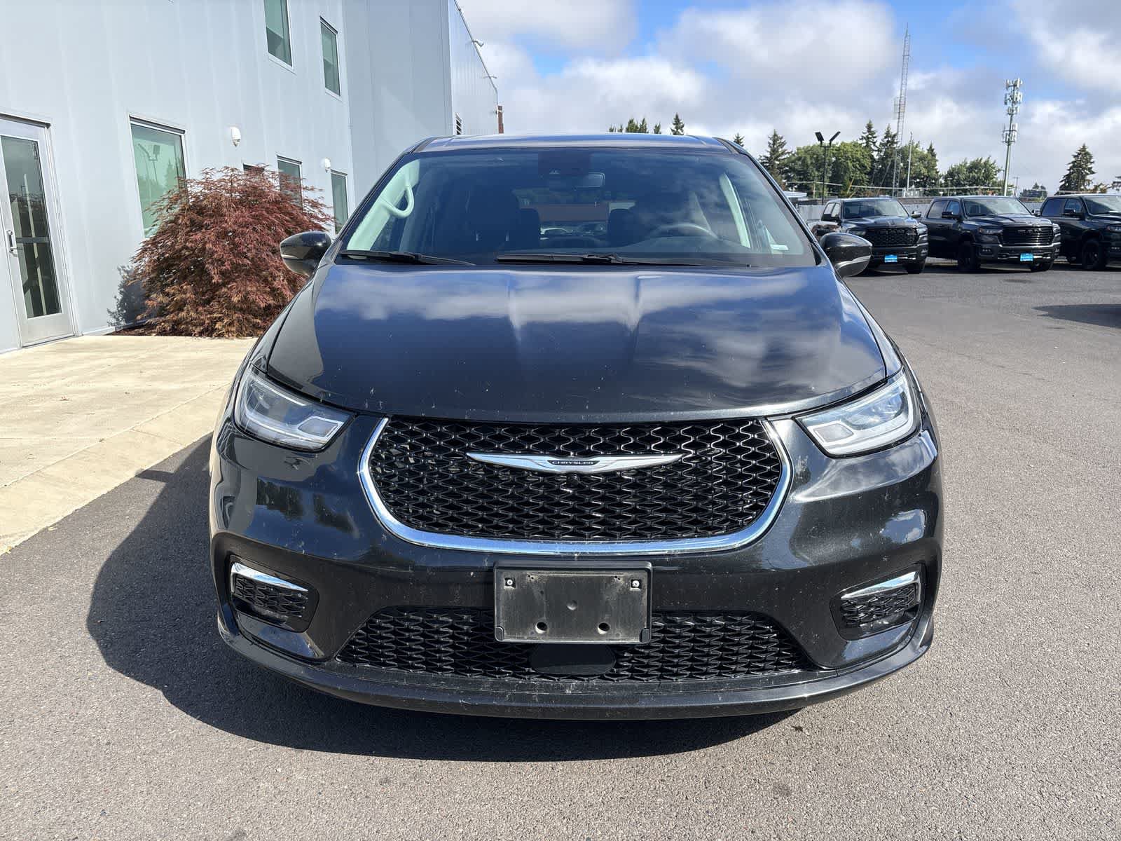 Used 2023 Chrysler Pacifica Touring-L FWD image 7