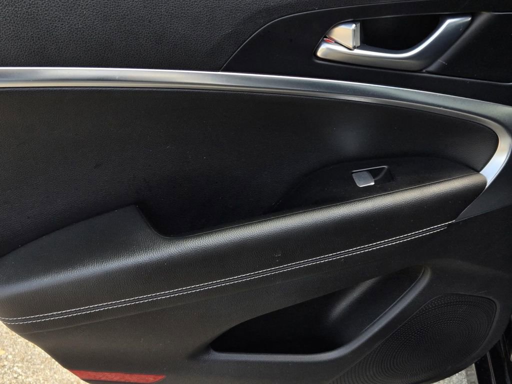 Used 2025 Genesis G70 2.5T image 9